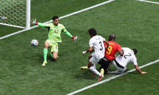 Lukaku sắm vai người hùng, Bỉ thoát thua đầy may mắn